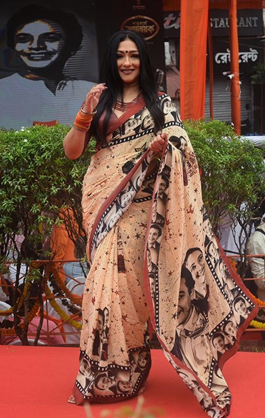In Images: Rituparna Sengupta’s stunning saree tribute to Uttam Kumar steals the spotlight