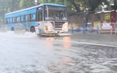 Kolkata rain batters evening commute, waterlogging chokes key roads