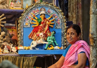From Kumartuli to Los Angeles: Mala Pal’s Miniature Durga Idol Goes Global!