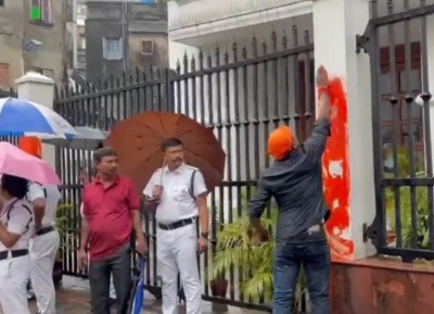 Saffron-clad protesters paint Anandabazar Patrika office walls in Kolkata