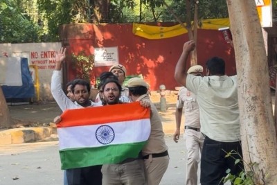 ‘You cannot denotify resistance': CJP leaders Ashutosh Ranka, Saurav Das jump Jantar Mantar gate to protest, detained