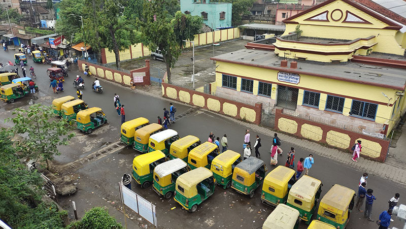 The autorickshaw stand is just outside the Bandel railway station. Photo: Sudipto Maity.