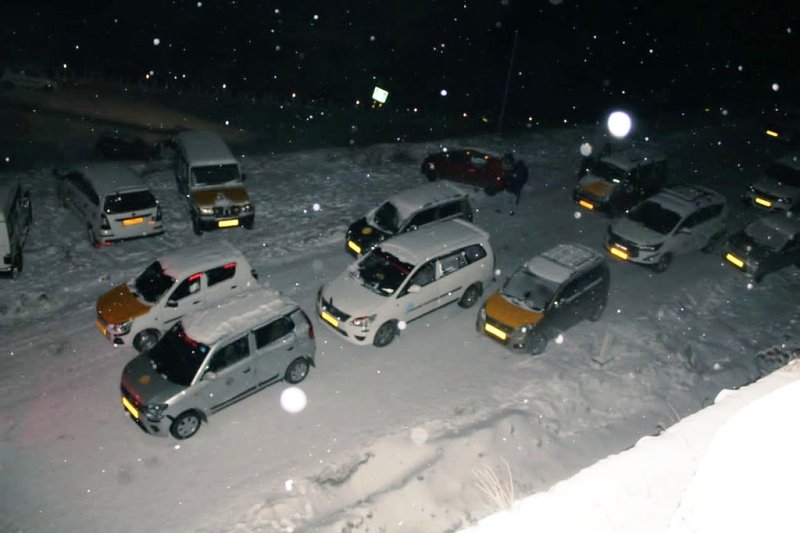 Tourists stranded in Darjeeling, Sikkim owing to snowfall; Army, police start rescue op