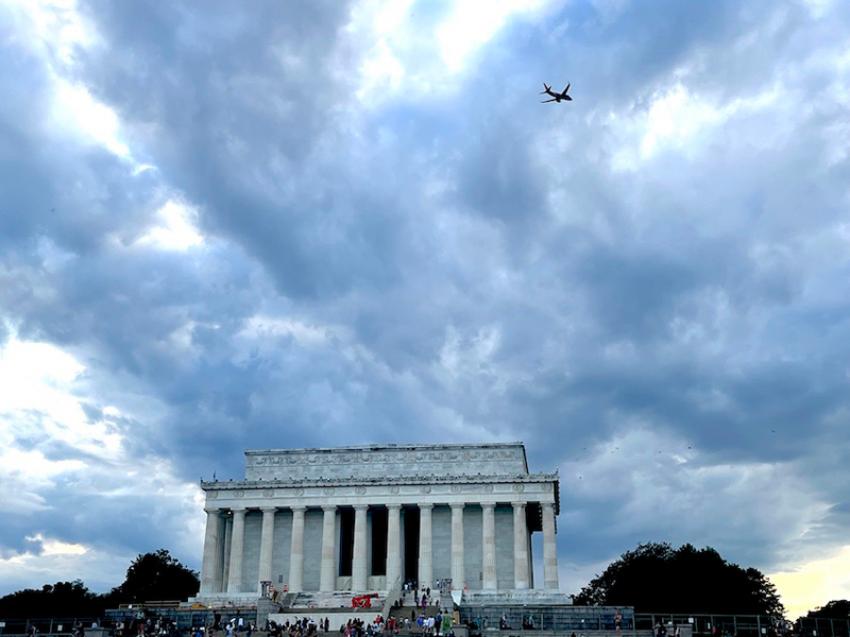 The Lincoln Memorial is in the middle of Washington, D.C. in the large park area known as the National Mall. 