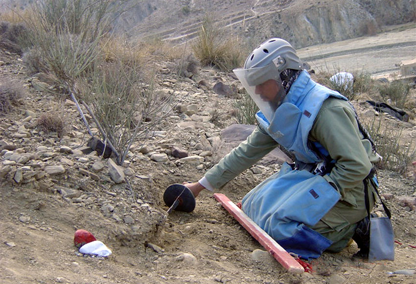 Afghanistan: UN condemns attack on de-miners in central region