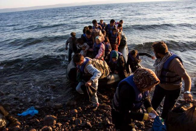 More than 300,000 make perilous Mediterranean crossing in 2015: UNHCR