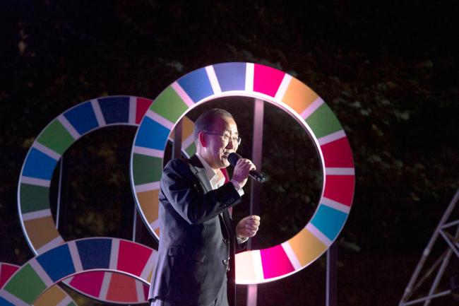 Ban tells crowd to stand up for a better world, make global goals a reality