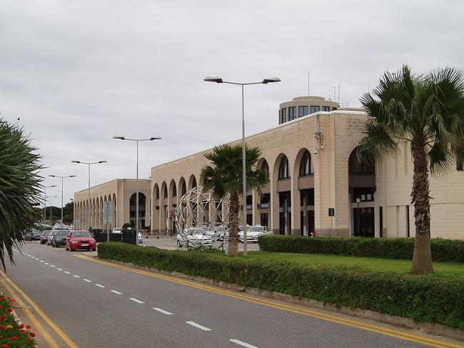 Libyan plane hijakced, lands in Malta