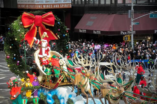 Annual Santa Claus parade in Toronto draws big crowd