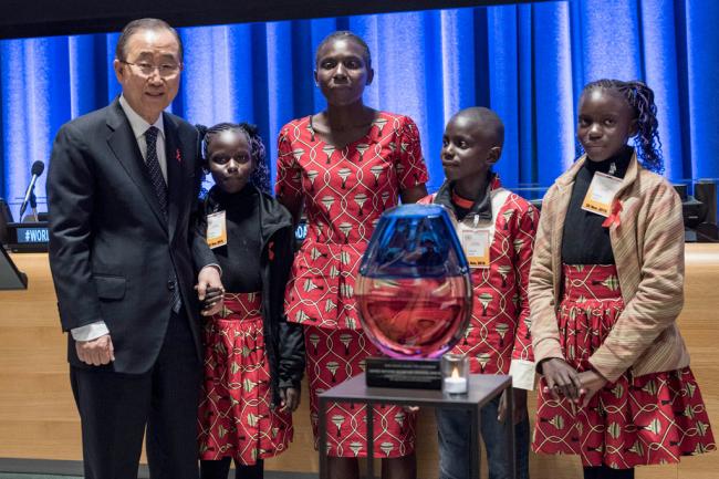  Ahead of World AIDS Day, UN chief honoured for work to end epidemic, fight against stigma