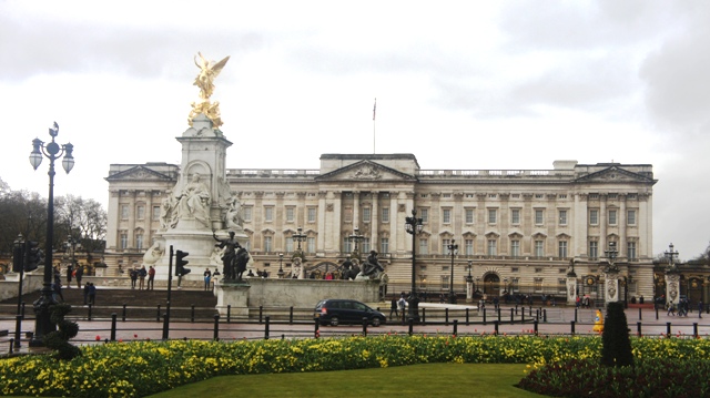 Buckingham Palace suspect was brandishing sword: Police