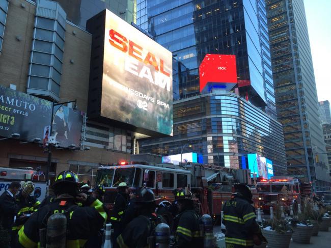 Manhattan explosion leaves four people injured 