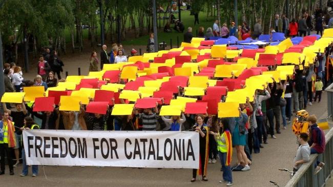 Spain-Catalonia crisis: Thousands take to street before independence referendum