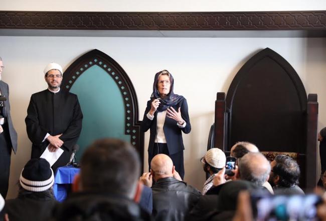 Ontario Premier Kathleen Wynne visits Mosque in Toronto to comfort Muslims