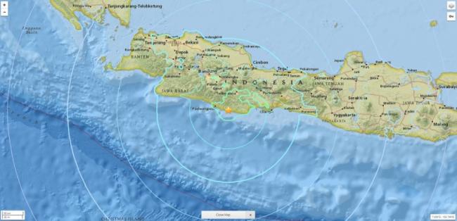 At least two killed as quake strikes Indonesia