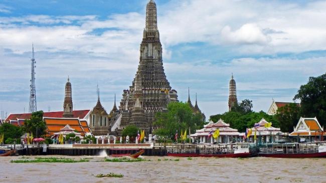 US tourists held in Thailand for nude temple photo