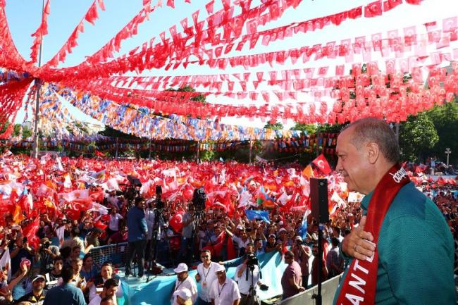 President Erdogan during one of his rallies. He won 53% of the votes. Image: twitter.com/RT_Erdogan 