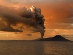 Kilauea volcano in Hawaii erupts, lava flows onto streets ; Evacuation of 1700 people on
