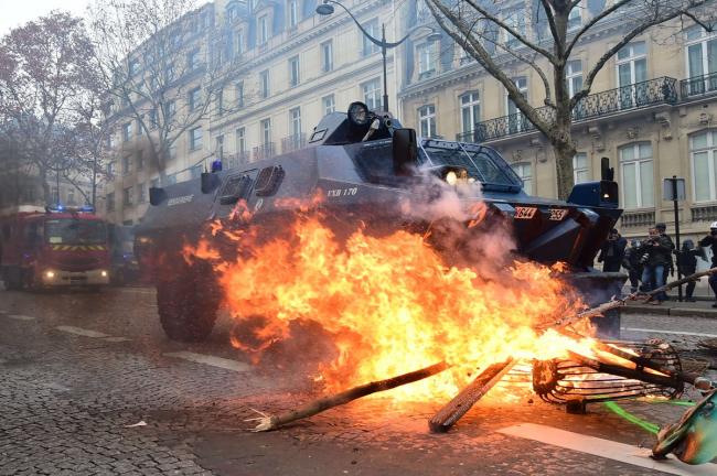 Yellow vest movement: Violence hits Paris again, police fire tear gas