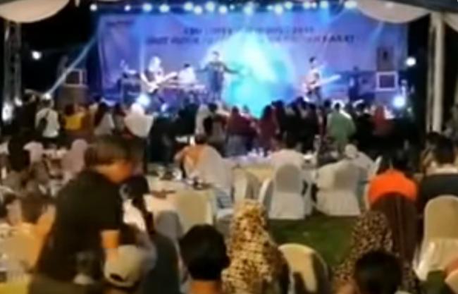 Indonesia tsunami: Waves rips through stage during band performance, video goes viral online