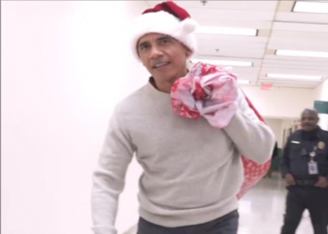 Barack Obama becomes 'Santa Claus' for kids in Washington DC