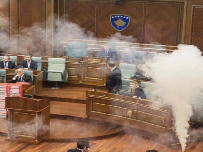 Kosovo: Opposition party opens tear gas in parliament to halt voting