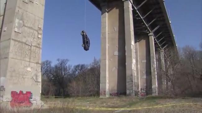 Canada: Toronto police suspect pranksters to be behind car's suspension from bridge
