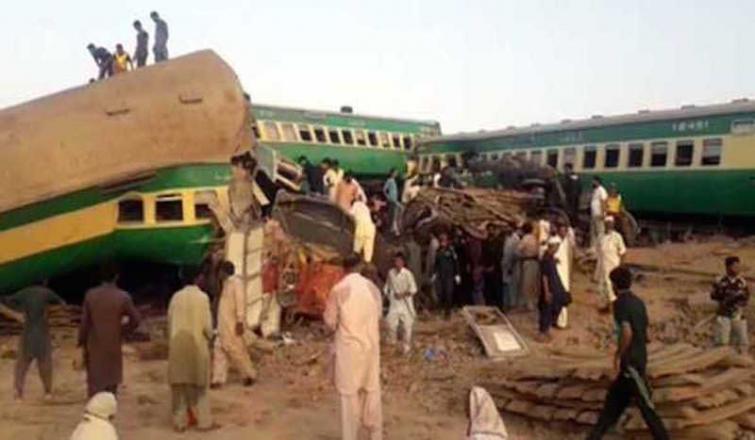 Train collision kills 11, injures 67 in Pakistan