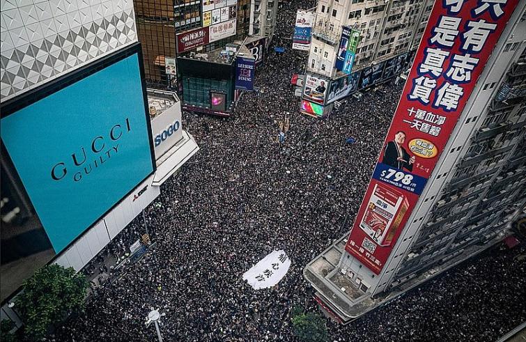 Hong Kong pro-democracy protesters defy police 