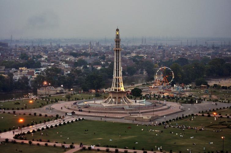 Pakistan: Lahore rickshaw blast leaves 10 hurtÂ 
