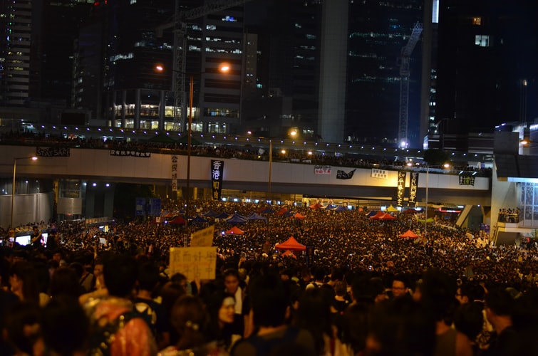 Hong Kong Chief Executive meets young people amid escalation of protests â€“ Reports