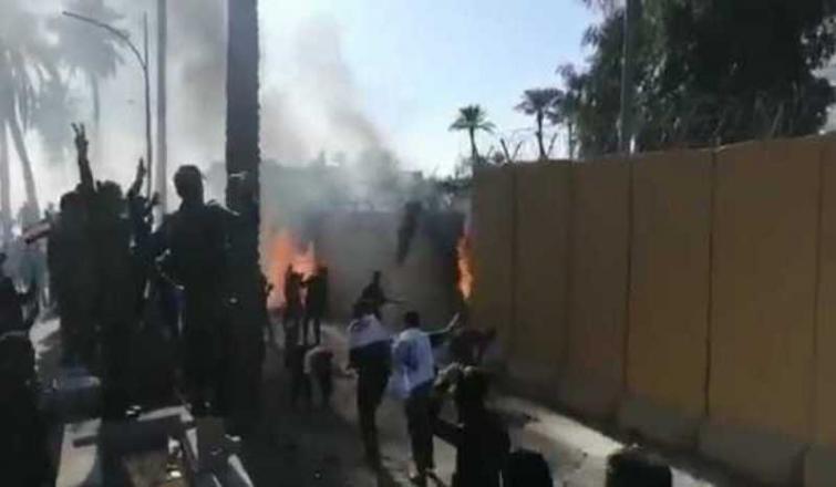 Iraq: Protesters set ablaze US Embassy fenceÂ 