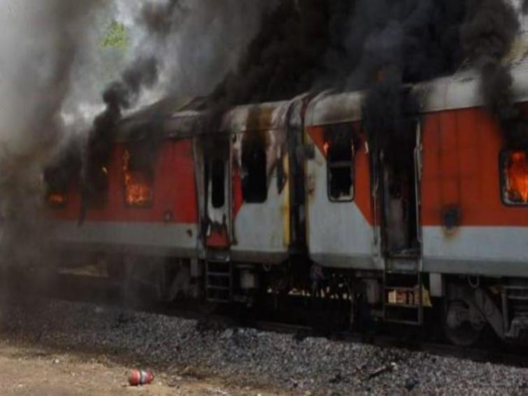 Pakistan: 73 killed in Tezgam express fire
