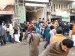 Pakistan: Farmers demonstrate on Faisalabad-Multan road against non-availability of urea