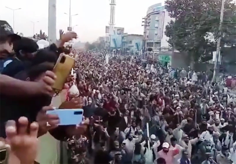 Pakistan: TLP workers wait in Wazirabad for their leader's next instructions, tensions prevail as Islamists hold sway