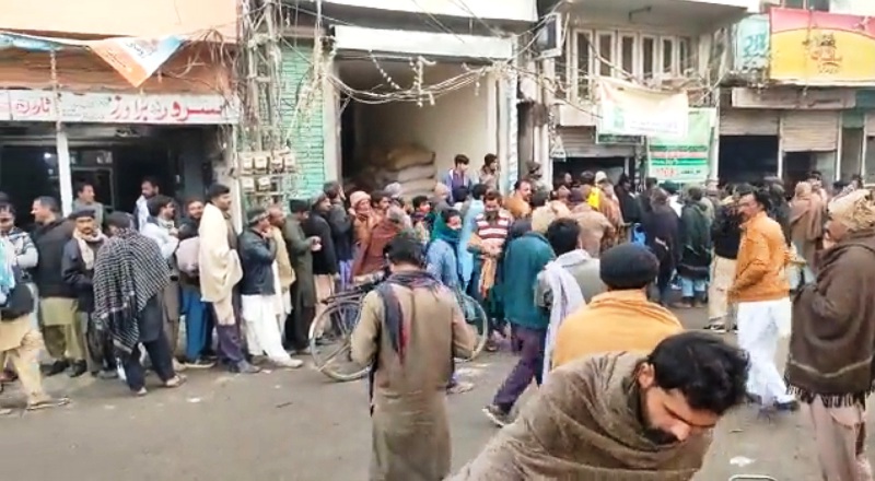 Pakistan: Farmers demonstrate on Faisalabad-Multan road against non-availability of urea