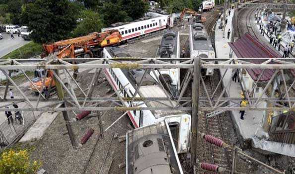 Taiwan: Forty-eight killed as train derails