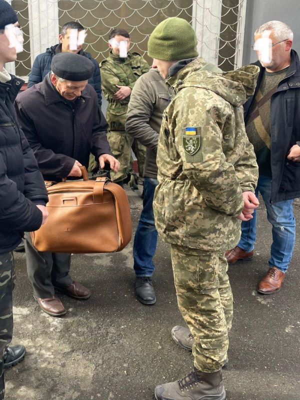 Social media praises 80-yr-old Ukrainian man who tries to enlist himself in the army