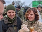 Ukrainian soldiers tie nuptial knot in field conditions amid war with Russia