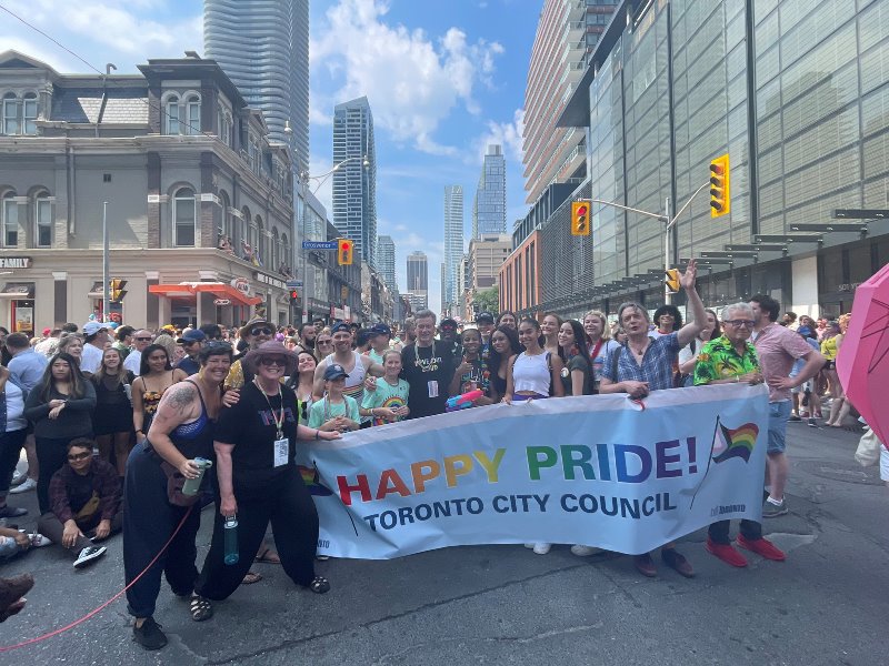 Toronto Pride Parade in-person returns after 2 years, thousands throng downtown