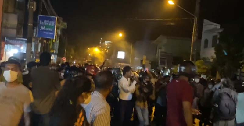 Sri Lankan Crisis: Hundreds protest outside President Gotabaya Rajapaksa's private residence, riot police deployed