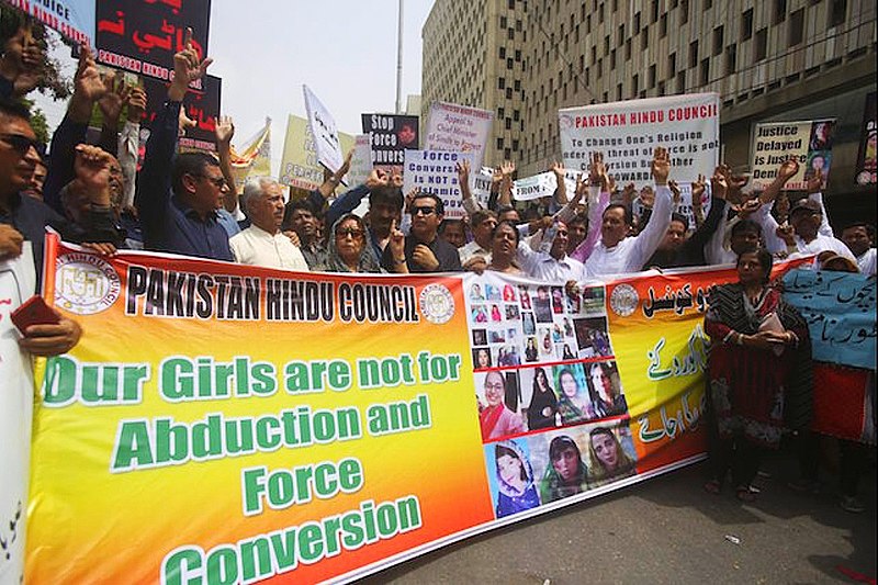Pakistan: People protest against forced conversions of minor girls in Okara