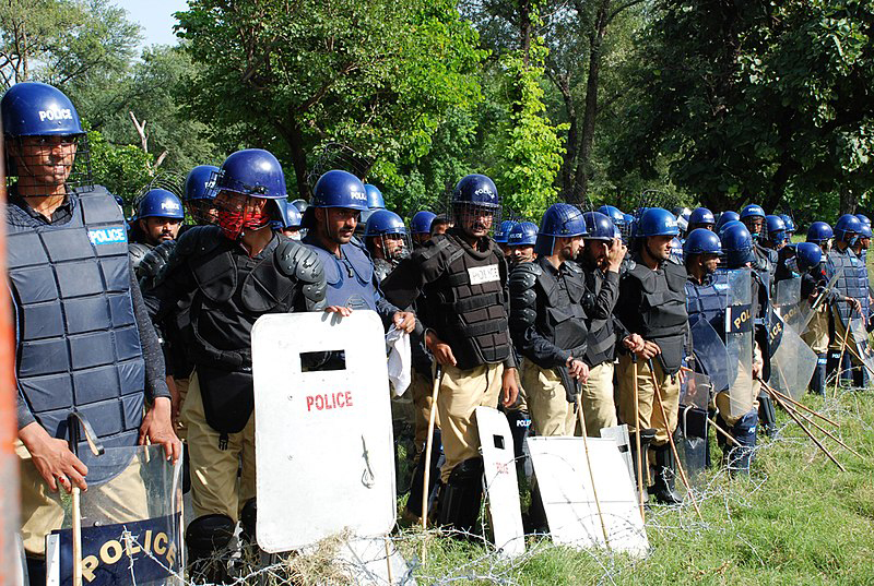 Pakistan: Karachi police manhandle protesting healthcare providers