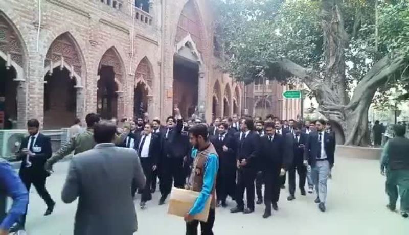 Pakistan: Lawyers boycott dist courts against new rule for case allocation