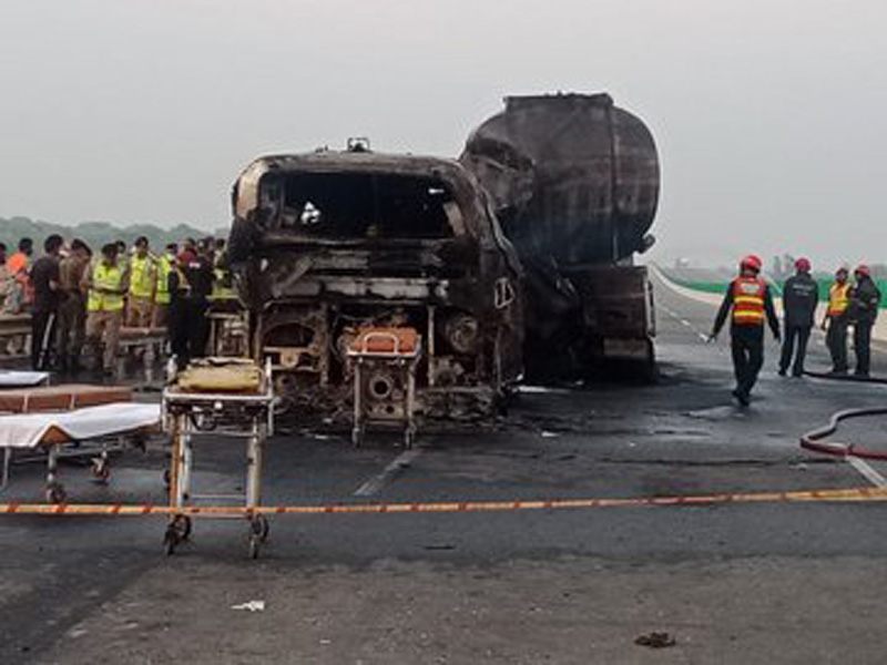 Pakistan: Passenger bus collides with oil tanker, 20 die