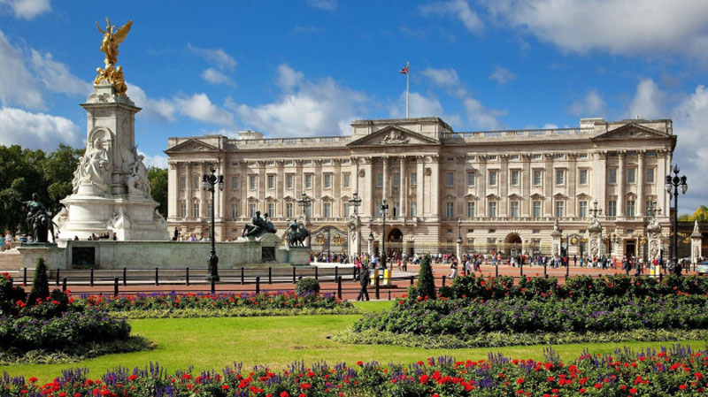 London: Man arrested outside Buckingham Palace for throwing suspected shotgun cartridges 