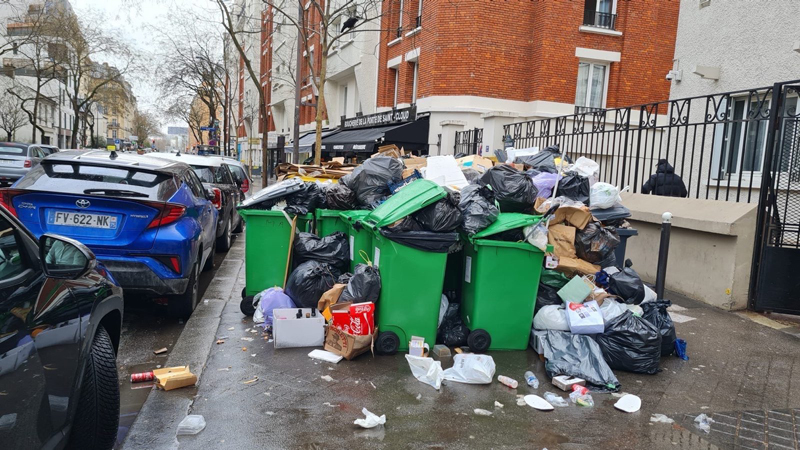 Paris turns into garbage dump amid strike by binmen