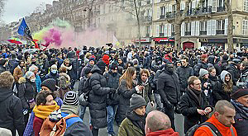 France: Paris police use batons to disperse pension reform protesters