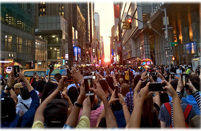 New Yorkers gather to witness Manhattanhenge